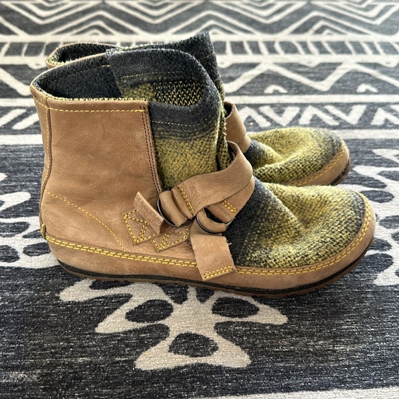 Sorel Yaquina Woven Moccasins - Picture 3 of 7